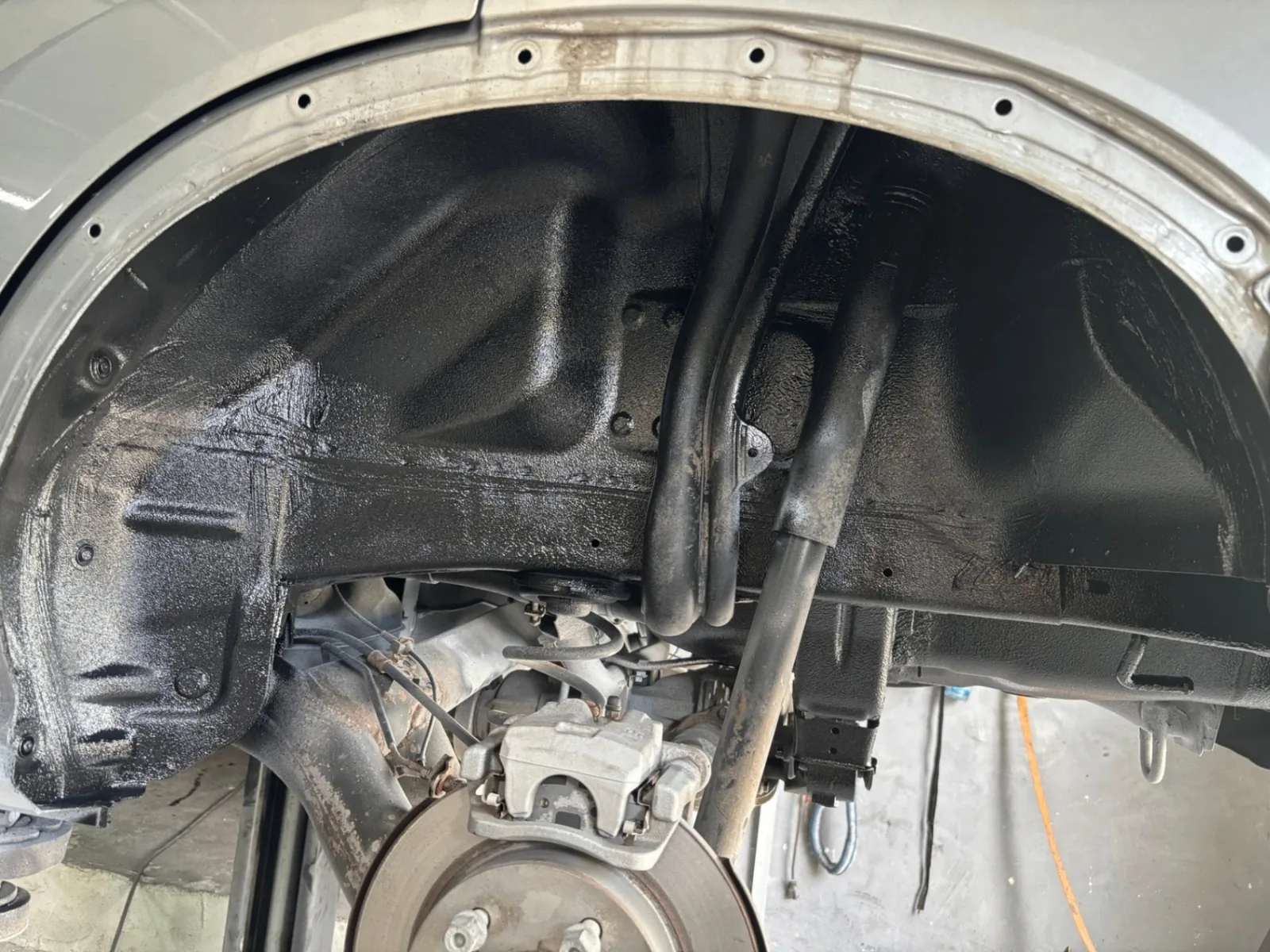 Suzuki Vitara po piaskowaniu i zabezpieczeniu nadkola