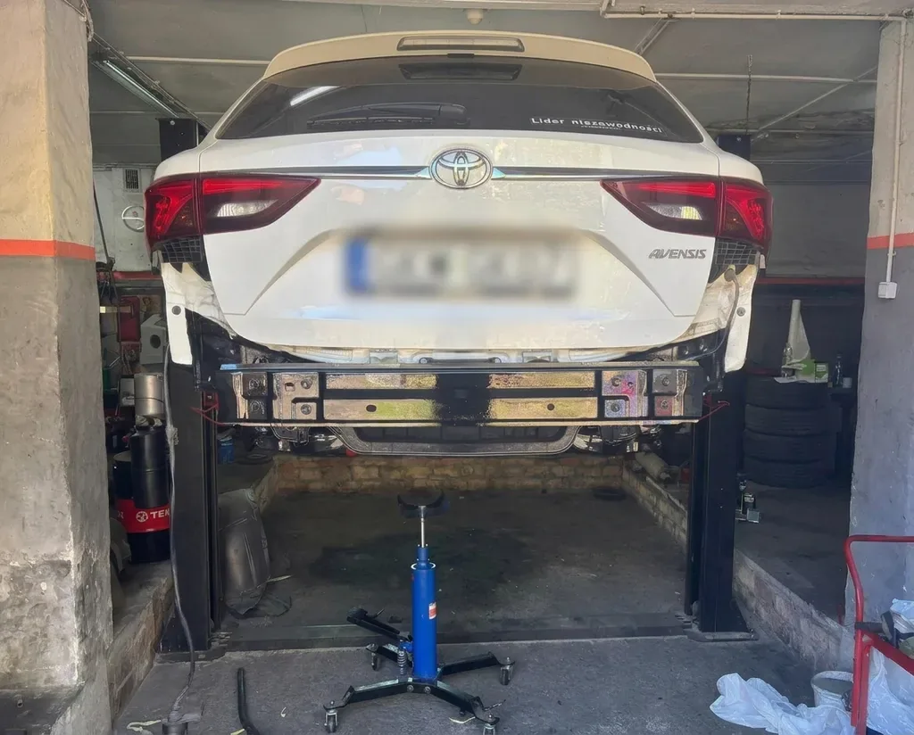 Toyota Avensis na podnośniku w warsztacie KM Service
